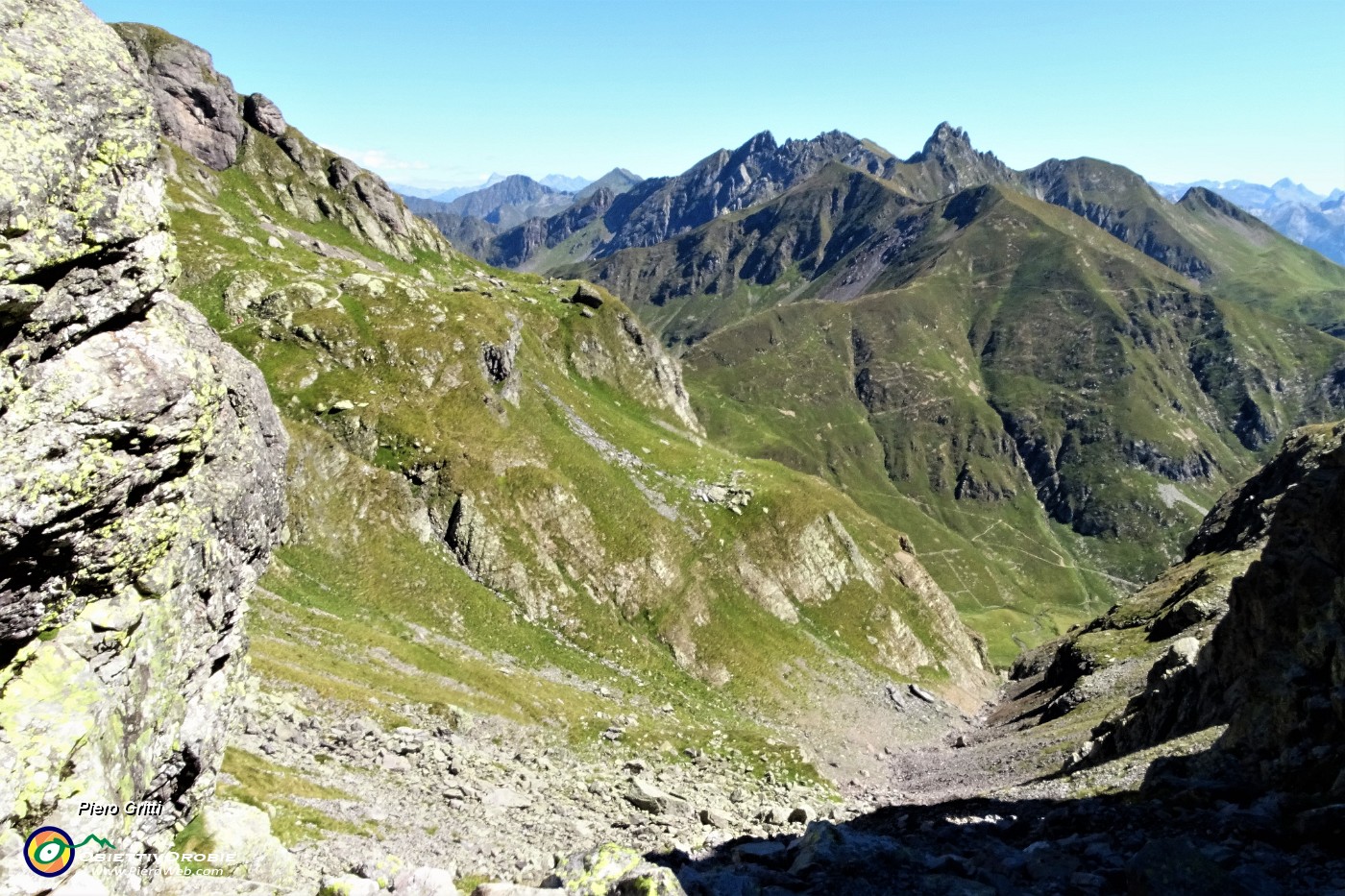 23 Vista dalla Bocchetta di Valpianerlla (2210 m) verso la Val Salmurano appena salita.JPG